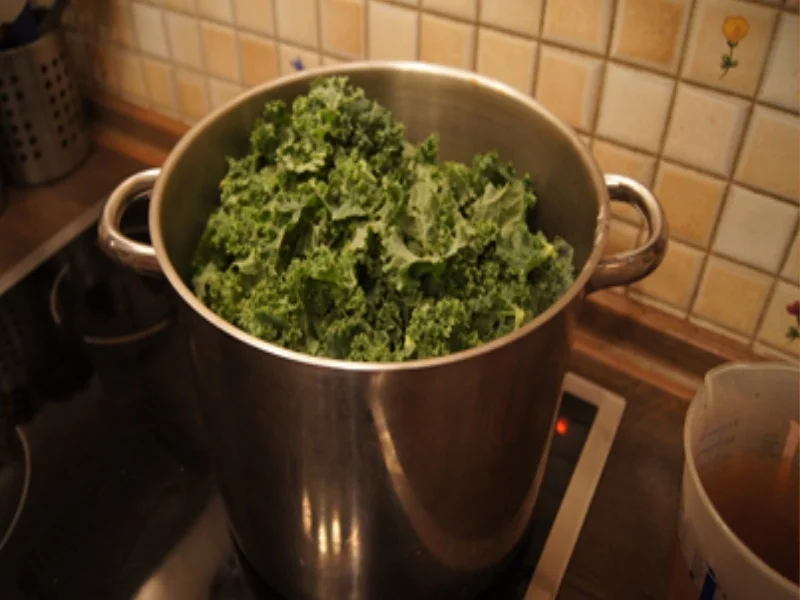 Grünkohl asiatisch gewürzt mit frischer Bregenwurst und Salzkartoffeln - Rezept - Bild Nr. 10