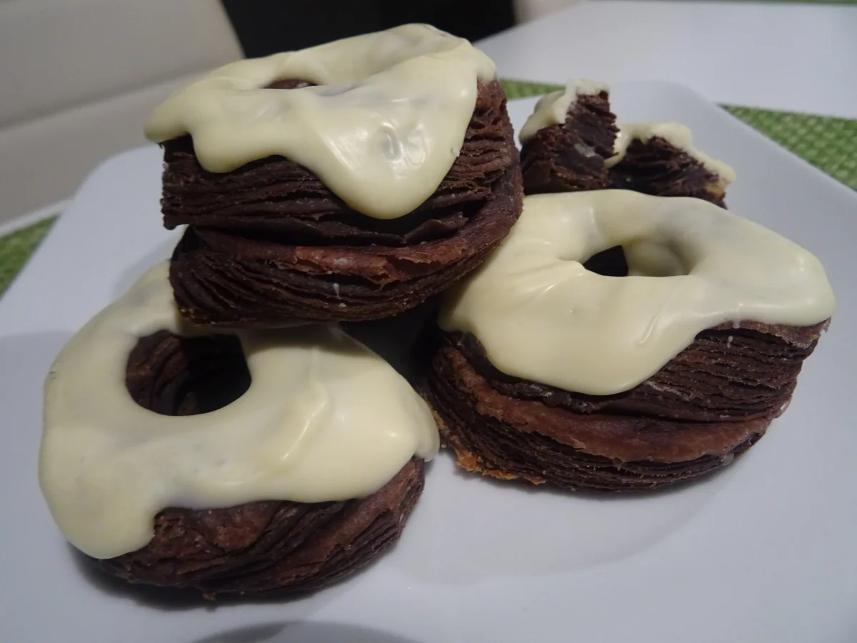 Rezept: Croissants und "Cronuts" aus Schoko-Blätterteig Bild Nr. 9686 Croissants und "Cronuts" aus Schoko-Blätterteig - Rezept - Bild Nr. 9686
