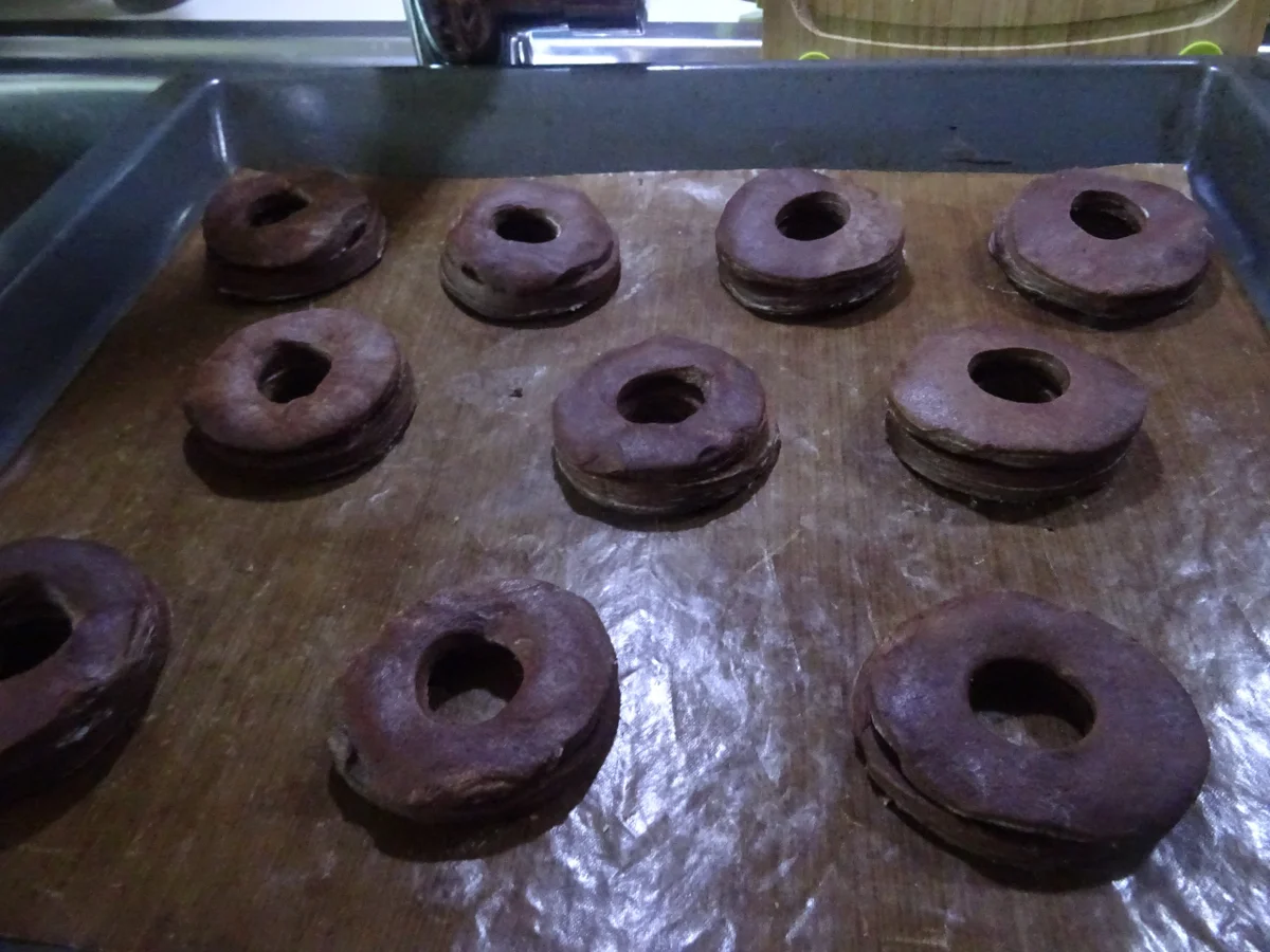 Rezept: Croissants und "Cronuts" aus Schoko-Blätterteig Bild Nr. 9689 Croissants und "Cronuts" aus Schoko-Blätterteig - Rezept - Bild Nr. 9689