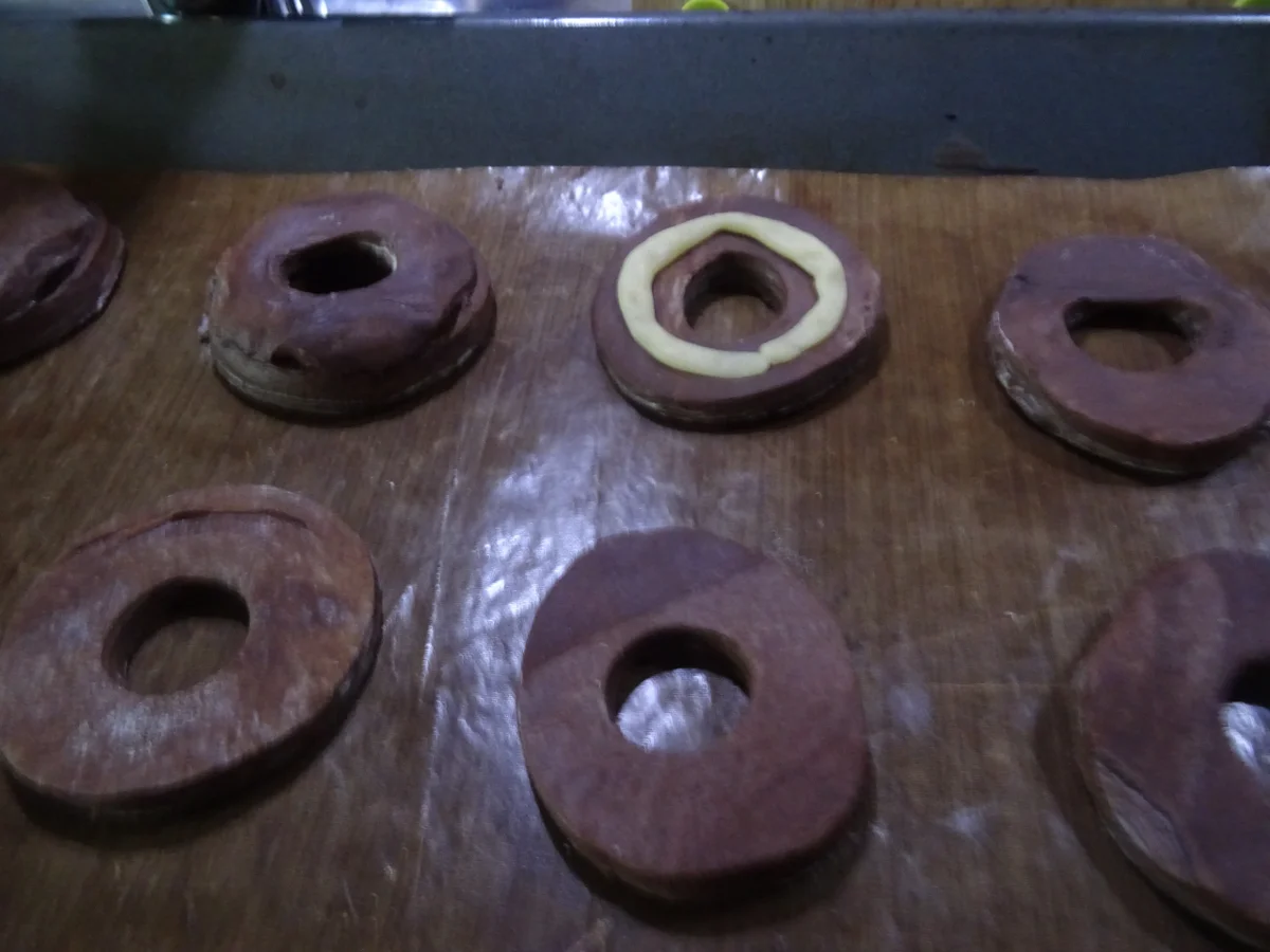 Rezept: Croissants und "Cronuts" aus Schoko-Blätterteig Bild Nr. 9690 Croissants und "Cronuts" aus Schoko-Blätterteig - Rezept - Bild Nr. 9690