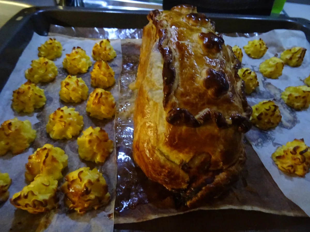 Kasseler im Blätterteigmantel mit Pommes duchesse und Möhren-Tagliatelle - Rezept - Bild Nr. 3