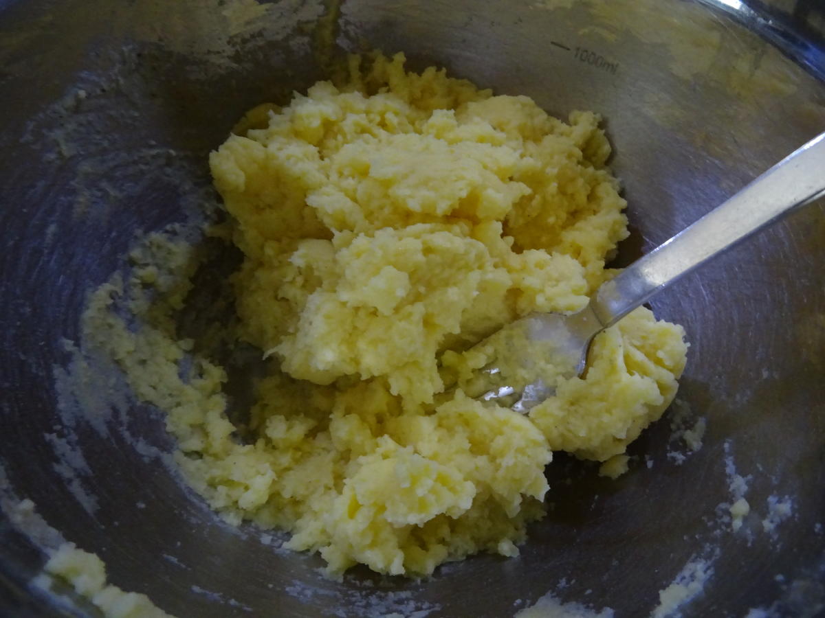 Kasseler im Blätterteigmantel mit Pommes duchesse und Möhren ... Kasseler im Blätterteigmantel mit Pommes duchesse und Möhren ...