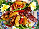 Grüner Bohnensalat mit karamellisierten Birnen, Macadamia-Nüssen und Speck - Rezept - Bild Nr. 2