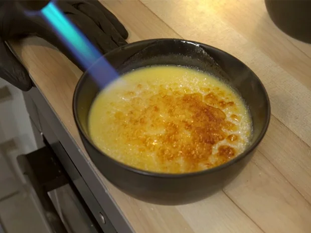 Rezept: Tonkabohnen Crème brûlée mit fruchtigen Begleitern Bild Nr. 2 Tonkabohnen Crème brûlée mit fruchtigen Begleitern - Rezept - Bild Nr. 2