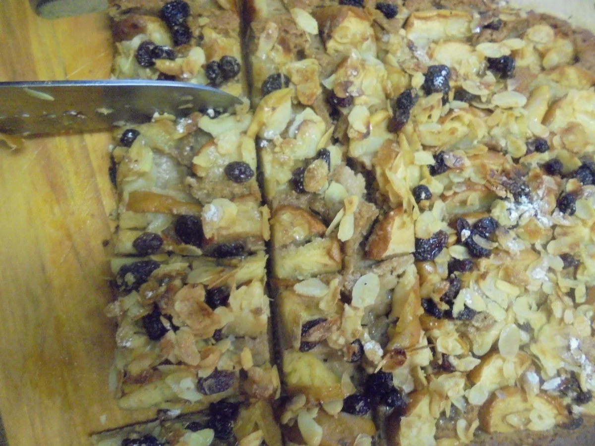 Apfelkuchen mit Mandeln und Rosinen - Rezept - Bild Nr. 3