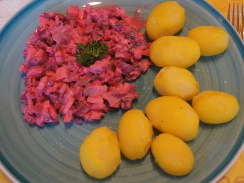 Roter Matjesfiletsalat mit Pellkartoffel-Drillingen - Rezept - Bild Nr. 2