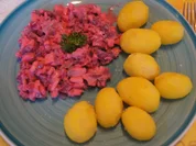 Roter Matjesfiletsalat mit Pellkartoffel-Drillingen - Rezept - Bild Nr. 2