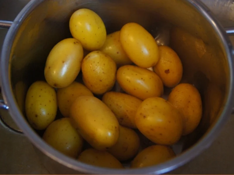 Roter Matjesfiletsalat mit Pellkartoffel-Drillingen - Rezept - Bild Nr. 9