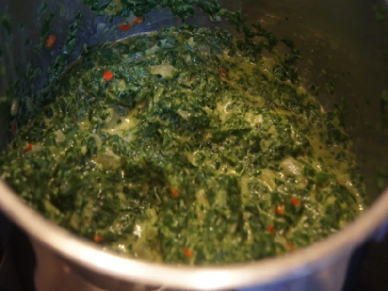 Herzhaft gewürzter Rahm-Spinat mit Rührei und Drillingen - Rezept - Bild Nr. 8