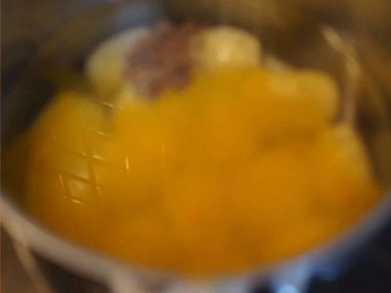 Herzhaft gewürzter Rahm-Spinat mit Rührei und Drillingen - Rezept - Bild Nr. 12