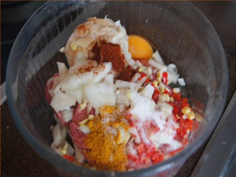 Herzhafte Buletten mit pikanter Sauce, Brokkoli und Corne de Gâtes - Rezept - Bild Nr. 5