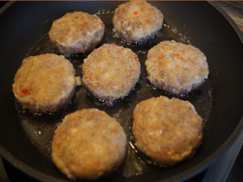 Herzhafte Buletten mit pikanter Sauce, Brokkoli und Corne de Gâtes - Rezept - Bild Nr. 8