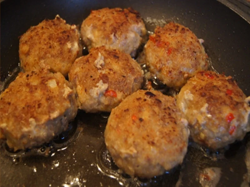 Herzhafte Buletten mit pikanter Sauce, Brokkoli und Corne de Gâtes - Rezept - Bild Nr. 9