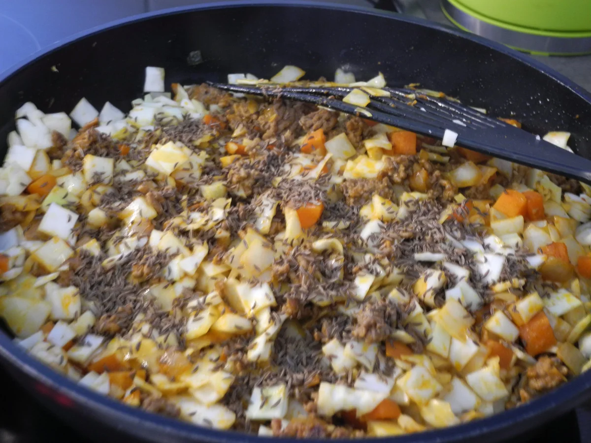 Rezept: Nachgekocht - Schmorgemüse Weißkohl mit Hackfleisch - modifiziert Bild Nr. 9730 Nachgekocht - Schmorgemüse Weißkohl mit Hackfleisch - modifiziert - Rezept - Bild Nr. 9730