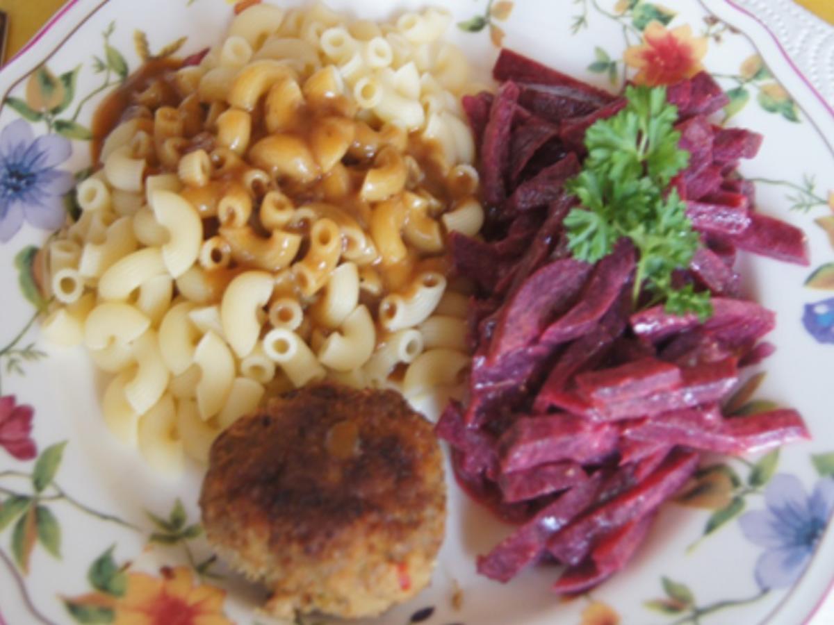 Bulette mit Rote-Bete-Salat und Hörnchen Nudeln mit pikanter Sauce - Rezept - Bild Nr. 2
