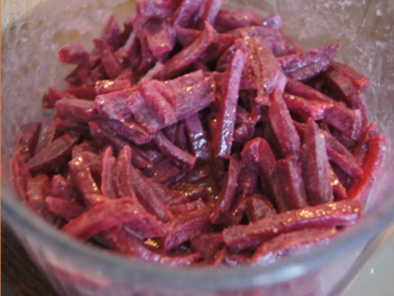 Bulette mit Rote-Bete-Salat und Hörnchen Nudeln mit pikanter Sauce - Rezept - Bild Nr. 5