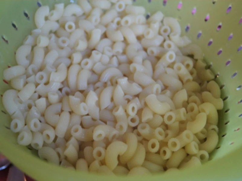 Bulette mit Rote-Bete-Salat und Hörnchen Nudeln mit pikanter Sauce - Rezept - Bild Nr. 6