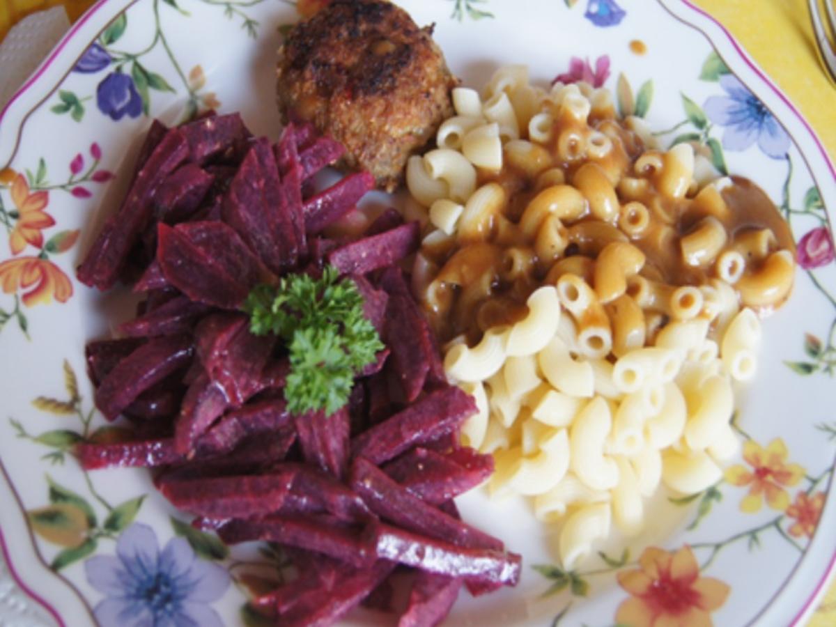Bulette mit Rote-Bete-Salat und Hörnchen Nudeln mit pikanter Sauce - Rezept - Bild Nr. 7