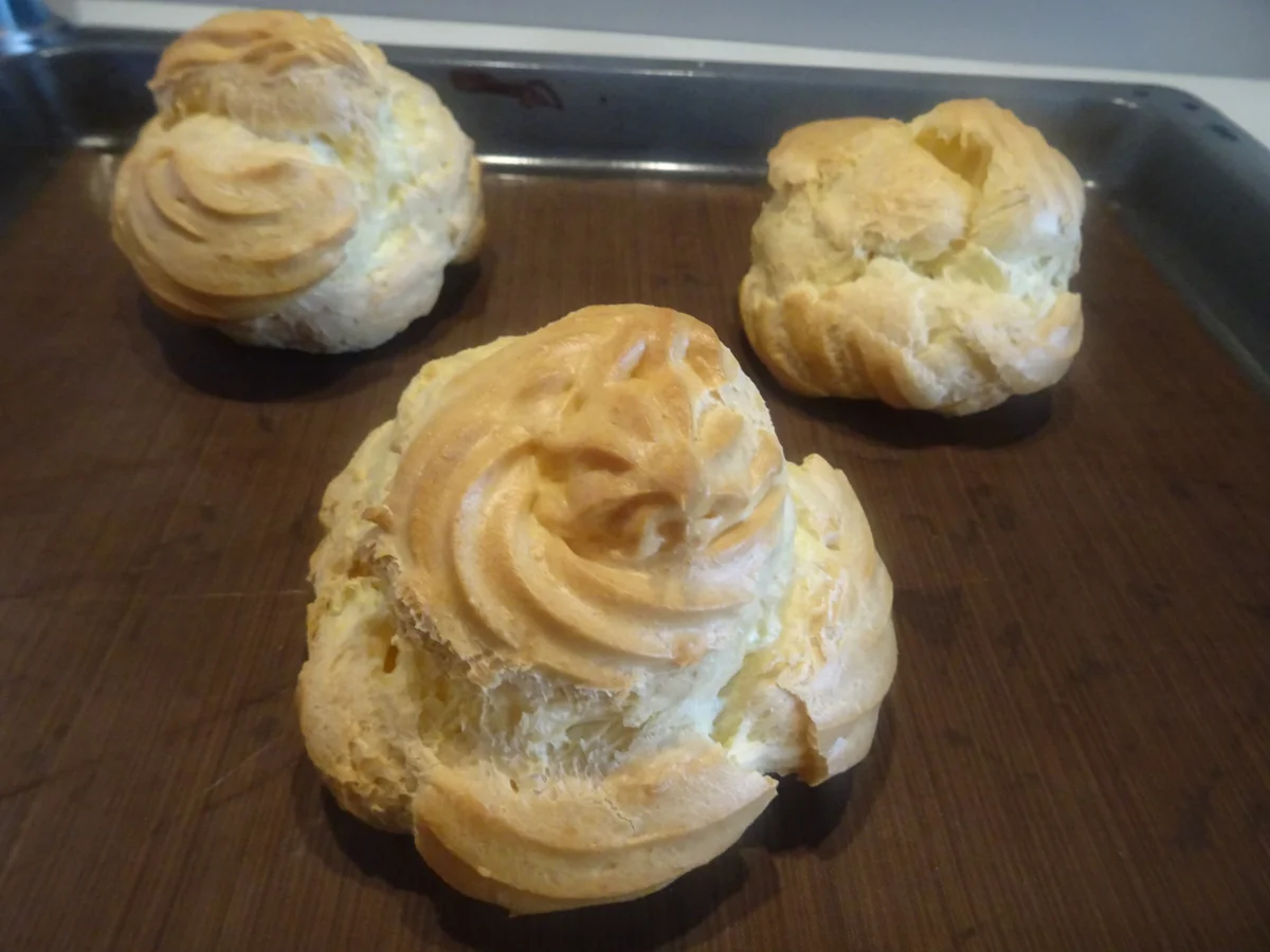 Windbeutel mit Eierlikör-Sahne und Amarena-Kirschen - Rezept - Bild Nr. 9728