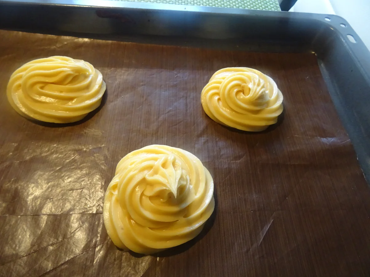 Windbeutel mit Eierlikör-Sahne und Amarena-Kirschen - Rezept - Bild Nr. 9729