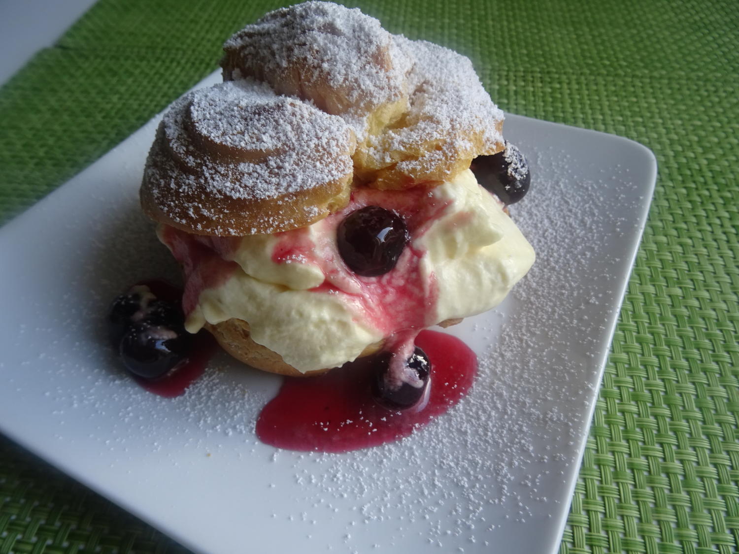 Windbeutel mit Eierlikör-Sahne und Amarena-Kirschen - Rezept - kochbar.de