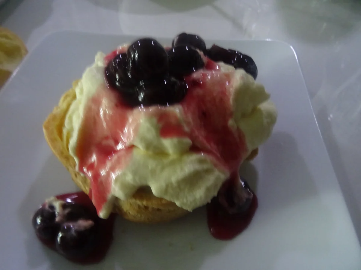 Windbeutel mit Eierlikör-Sahne und Amarena-Kirschen - Rezept - Bild Nr. 9734