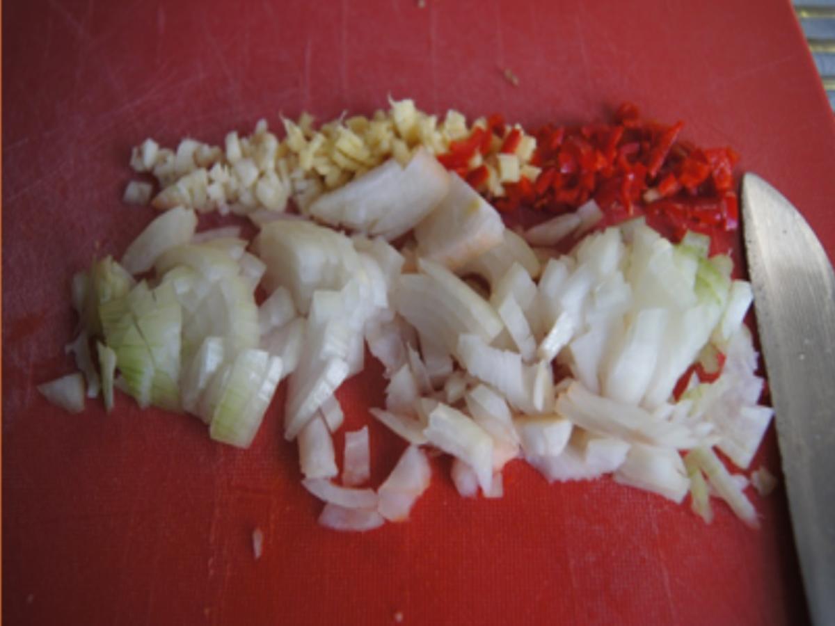 Pikant gewürzte Mettbällchen mit Gemüsemix im Wok und gelber Basmatireis - Rezept - Bild Nr. 4