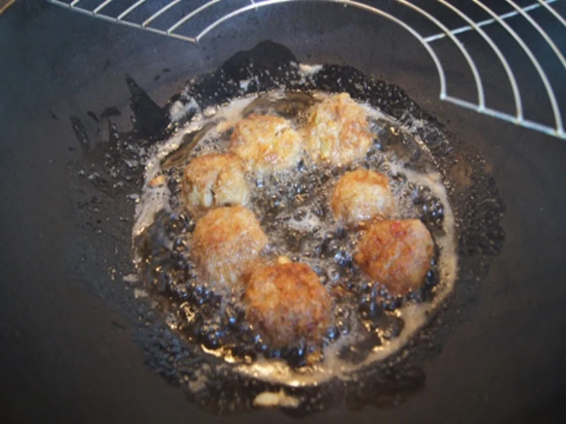 Pikant gewürzte Mettbällchen mit Gemüsemix im Wok und gelber Basmatireis - Rezept - Bild Nr. 8