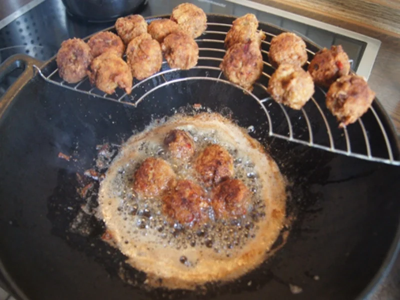 Pikant gewürzte Mettbällchen mit Gemüsemix im Wok und gelber Basmatireis - Rezept - Bild Nr. 9