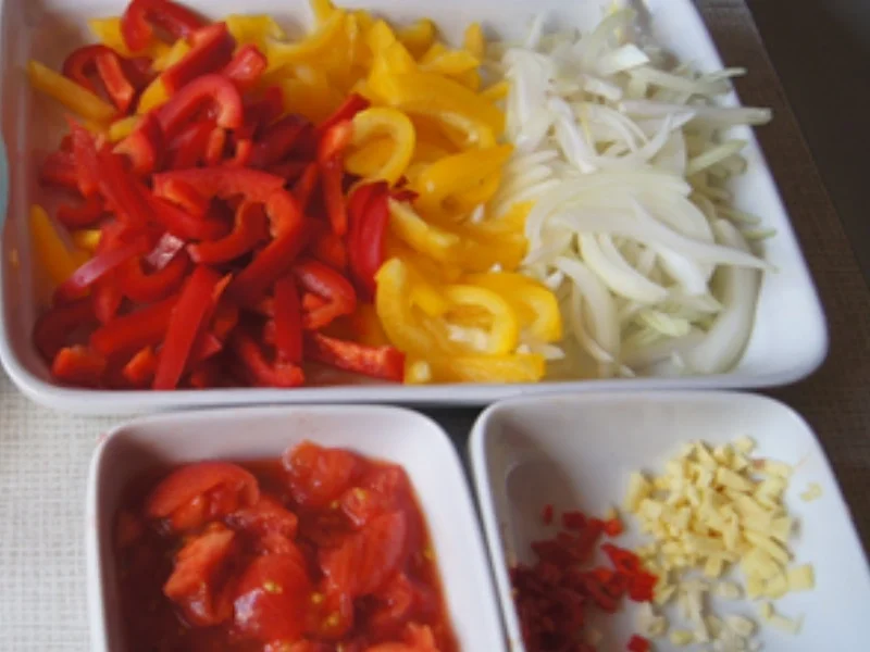 Pikant gewürzte Mettbällchen mit Gemüsemix im Wok und gelber Basmatireis - Rezept - Bild Nr. 13