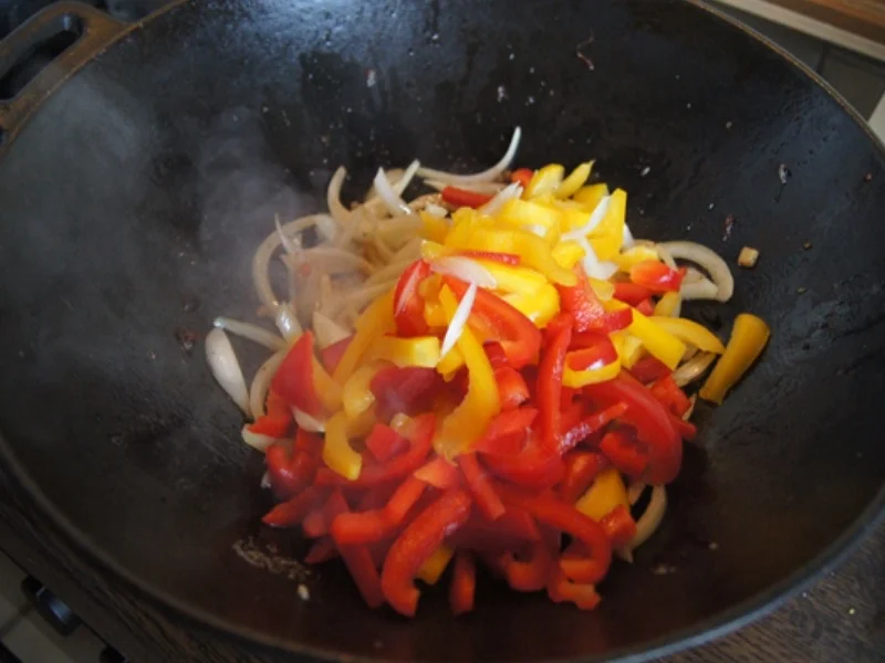 Pikant gewürzte Mettbällchen mit Gemüsemix im Wok und gelber Basmatireis - Rezept - Bild Nr. 14