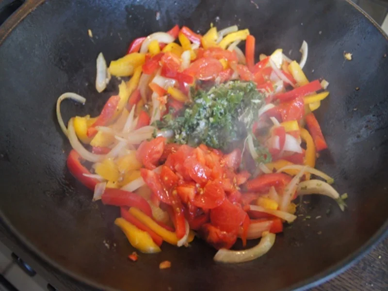 Pikant gewürzte Mettbällchen mit Gemüsemix im Wok und gelber Basmatireis - Rezept - Bild Nr. 15