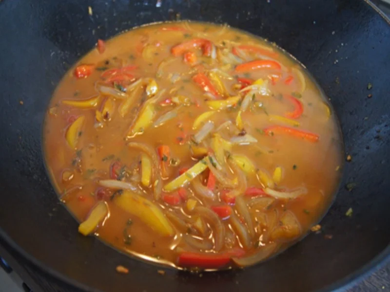 Pikant gewürzte Mettbällchen mit Gemüsemix im Wok und gelber Basmatireis - Rezept - Bild Nr. 16