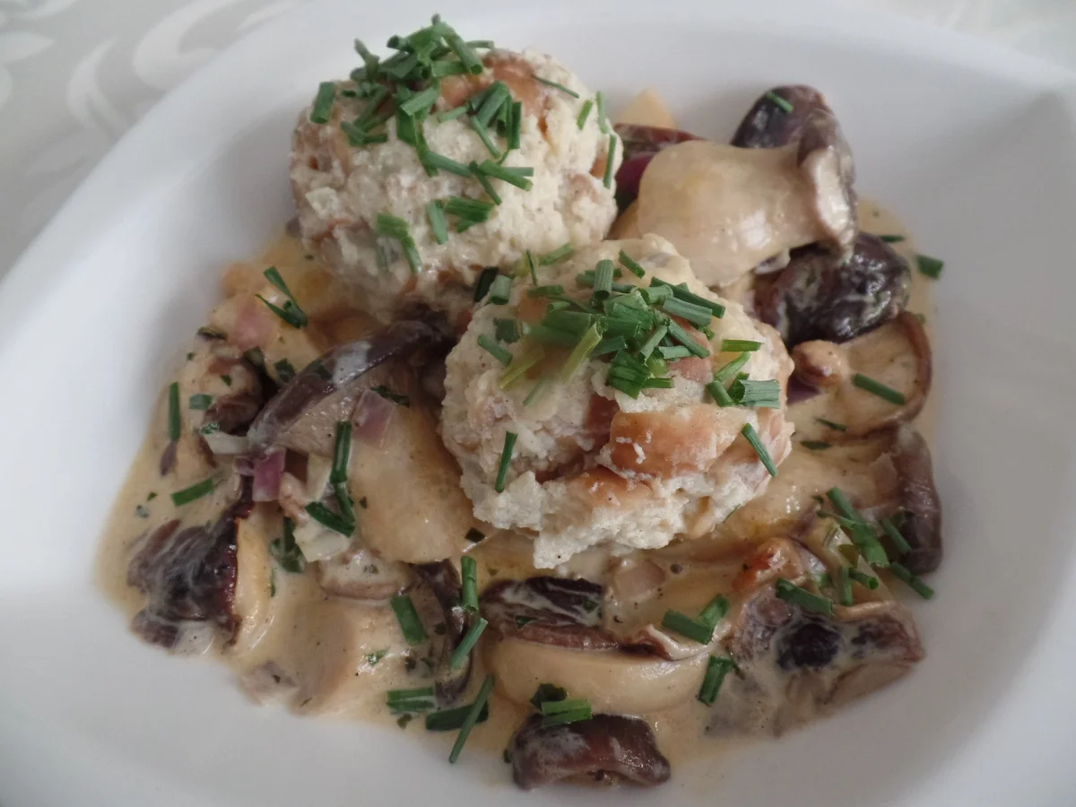 Rezept: Laugenstangenknödel mit Pilzrahmsuce Bild Nr. 9732 Laugenstangenknödel mit Pilzrahmsuce - Rezept - Bild Nr. 9732