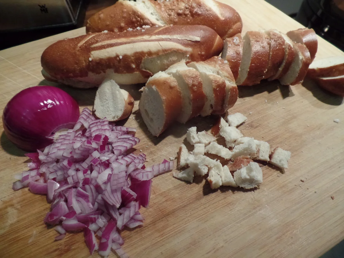 Rezept: Laugenstangenknödel mit Pilzrahmsuce Bild Nr. 9733 Laugenstangenknödel mit Pilzrahmsuce - Rezept - Bild Nr. 9733