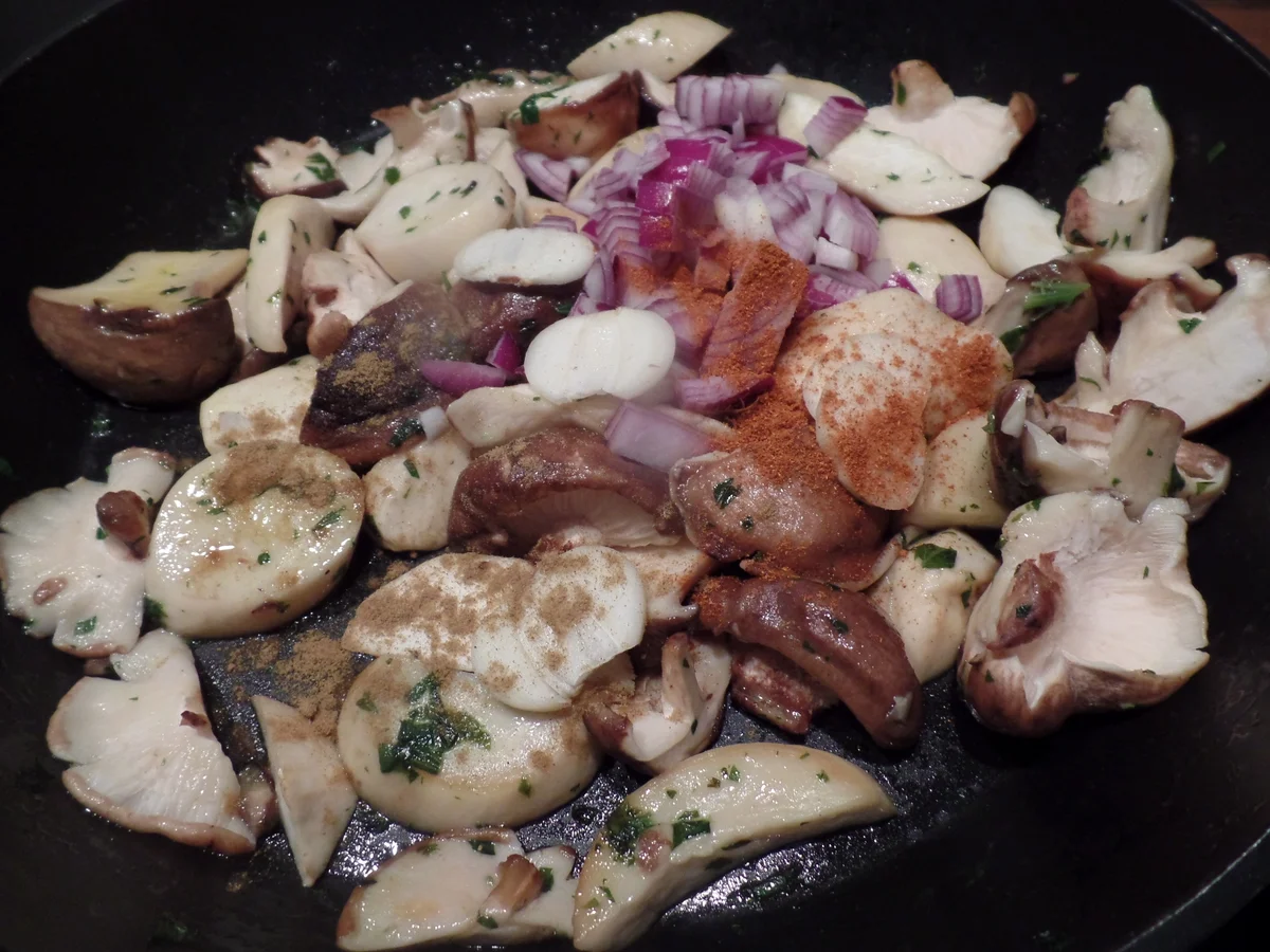 Rezept: Laugenstangenknödel mit Pilzrahmsuce Bild Nr. 9752 Laugenstangenknödel mit Pilzrahmsuce - Rezept - Bild Nr. 9752