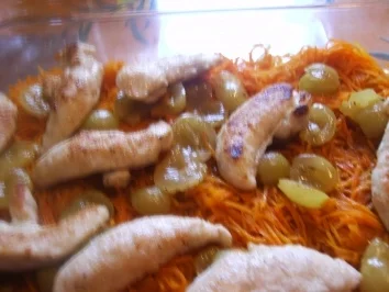 Hähnchenbrustfilets auf Spagettimöhren mit kandierten Weintrauben - Rezept