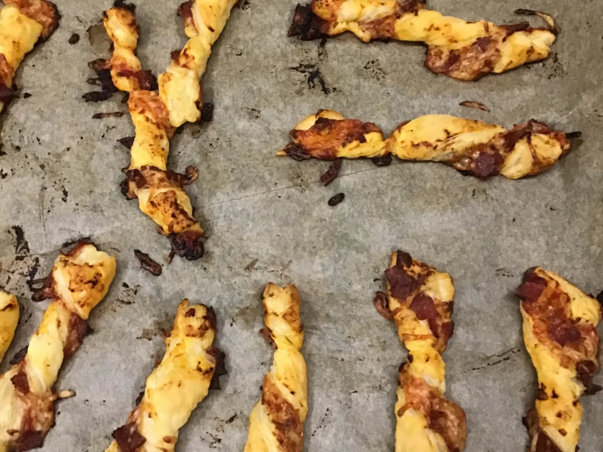 Rezept: Knusprige Stangen aus Blätterteig Bild Nr. 9761 Knusprige Stangen aus Blätterteig - Rezept - Bild Nr. 9761