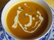 Pikant gewürzte Kürbissuppe mit Kartoffel- und Rostbratwurst-Einlage - Rezept - Bild Nr. 2