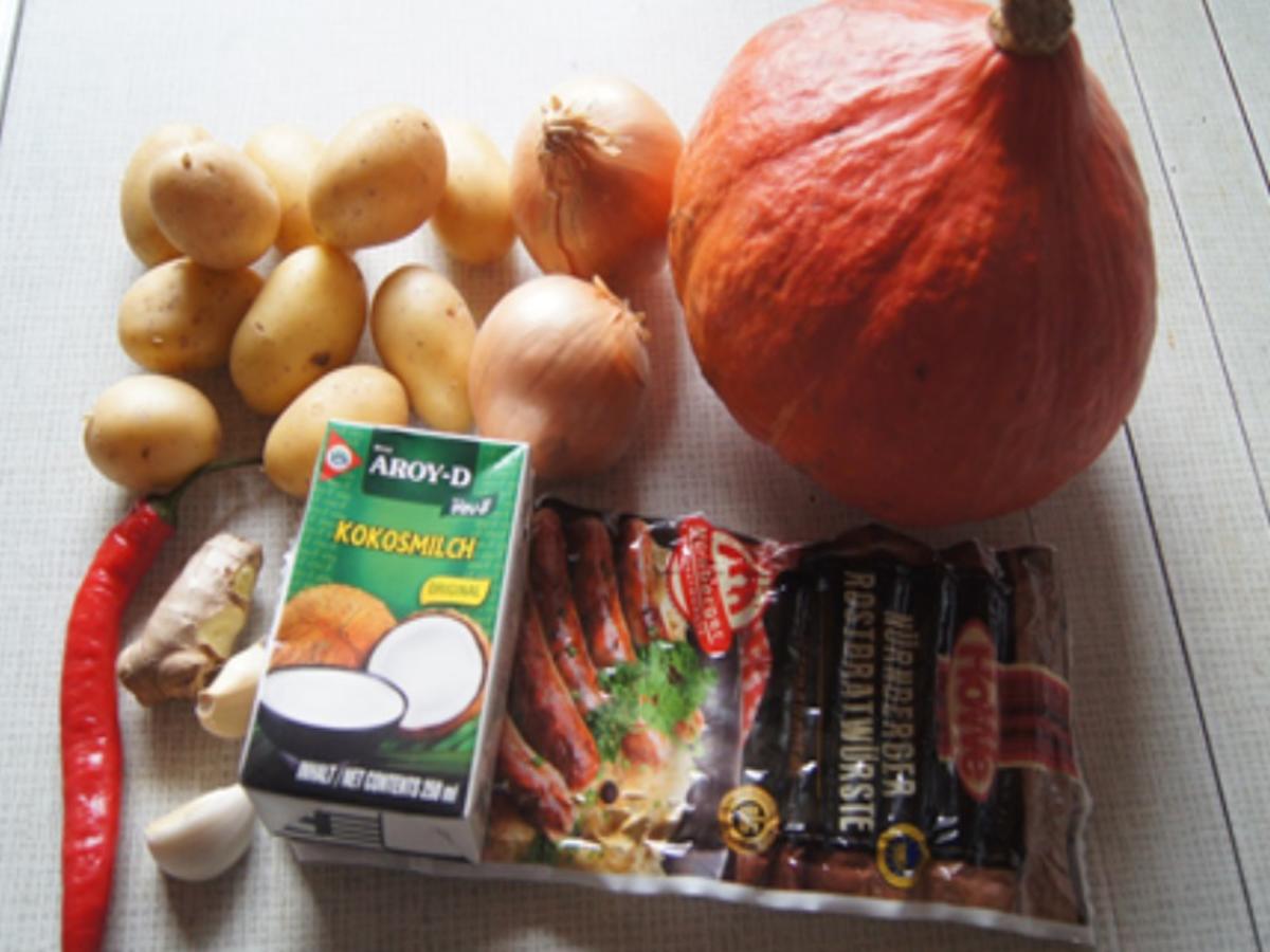 Pikant gewürzte Kürbissuppe mit Kartoffel- und Rostbratwurst-Einlage - Rezept - Bild Nr. 3