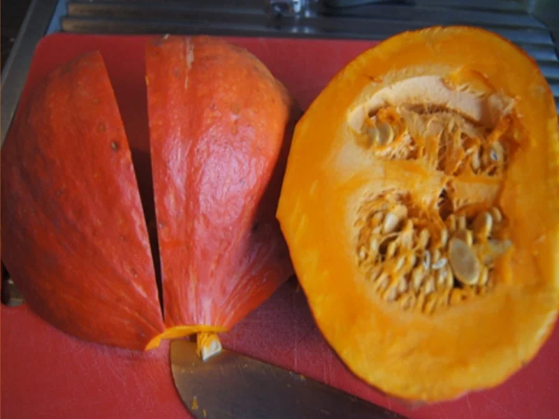 Pikant gewürzte Kürbissuppe mit Kartoffel- und Rostbratwurst-Einlage - Rezept - Bild Nr. 4