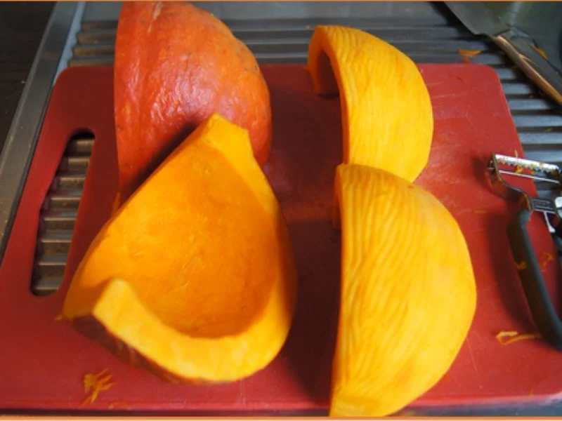 Pikant gewürzte Kürbissuppe mit Kartoffel- und Rostbratwurst-Einlage - Rezept - Bild Nr. 5