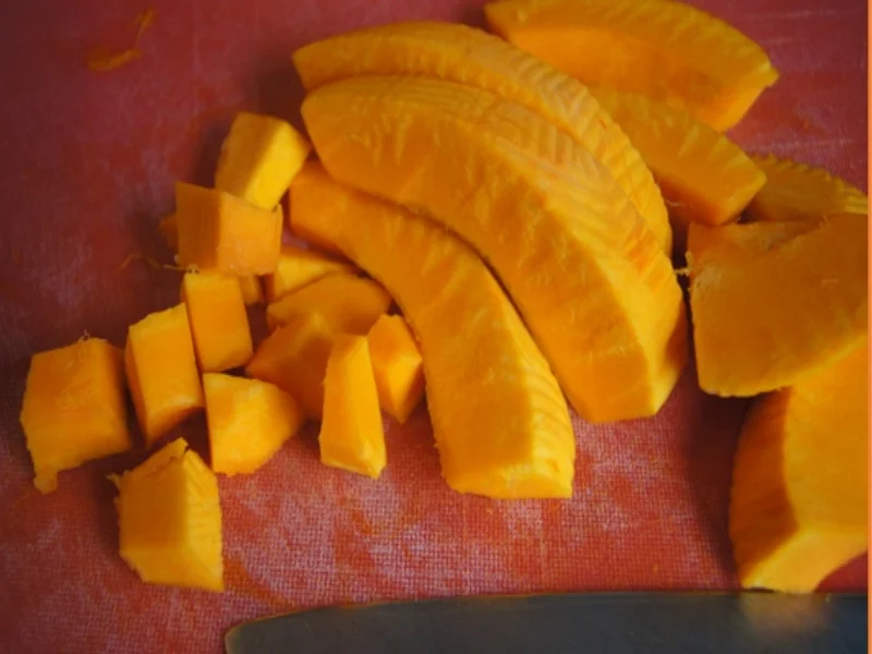 Pikant gewürzte Kürbissuppe mit Kartoffel- und Rostbratwurst-Einlage - Rezept - Bild Nr. 6