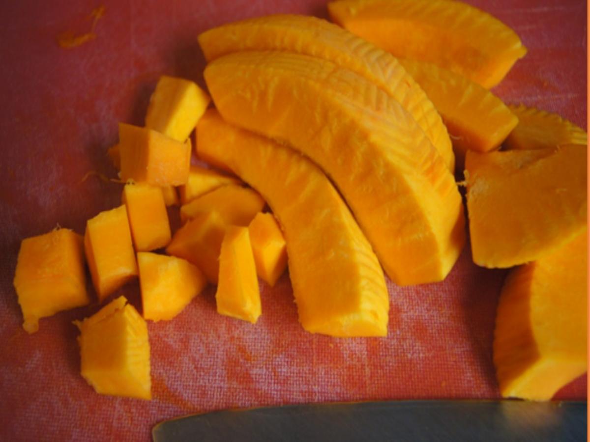 Pikant gewürzte Kürbissuppe mit Kartoffel- und Rostbratwurst Einlage ...