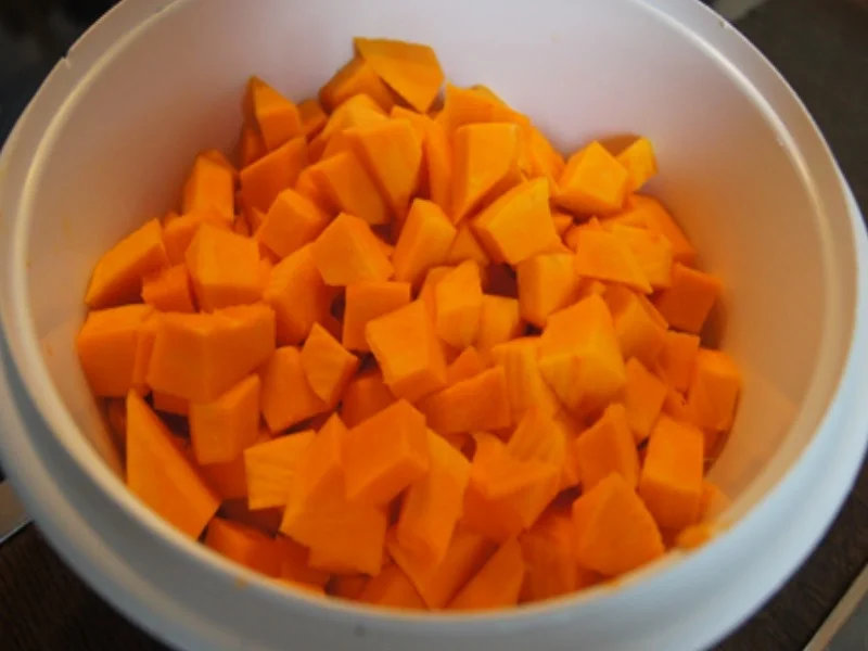 Pikant gewürzte Kürbissuppe mit Kartoffel- und Rostbratwurst-Einlage - Rezept - Bild Nr. 7