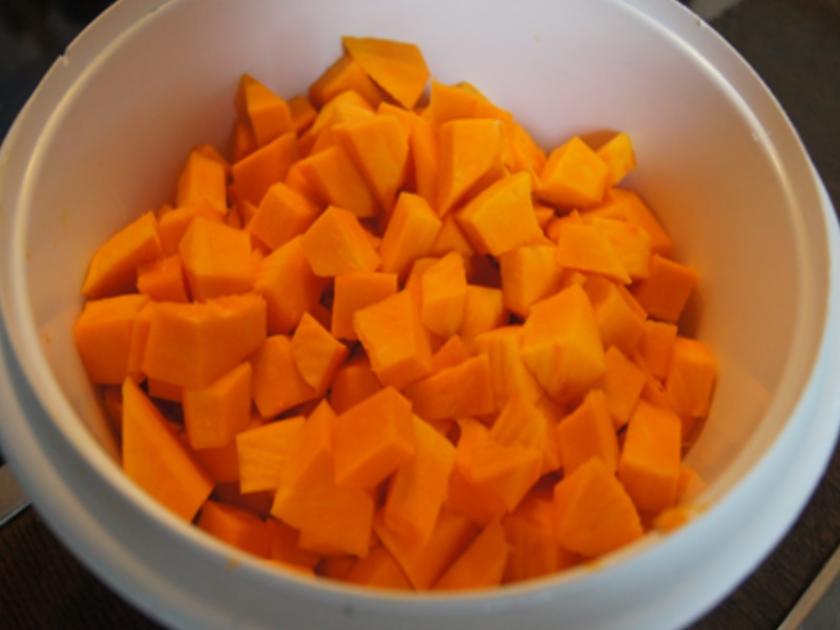 Pikant gewürzte Kürbissuppe mit Kartoffel- und Rostbratwurst Einlage ...