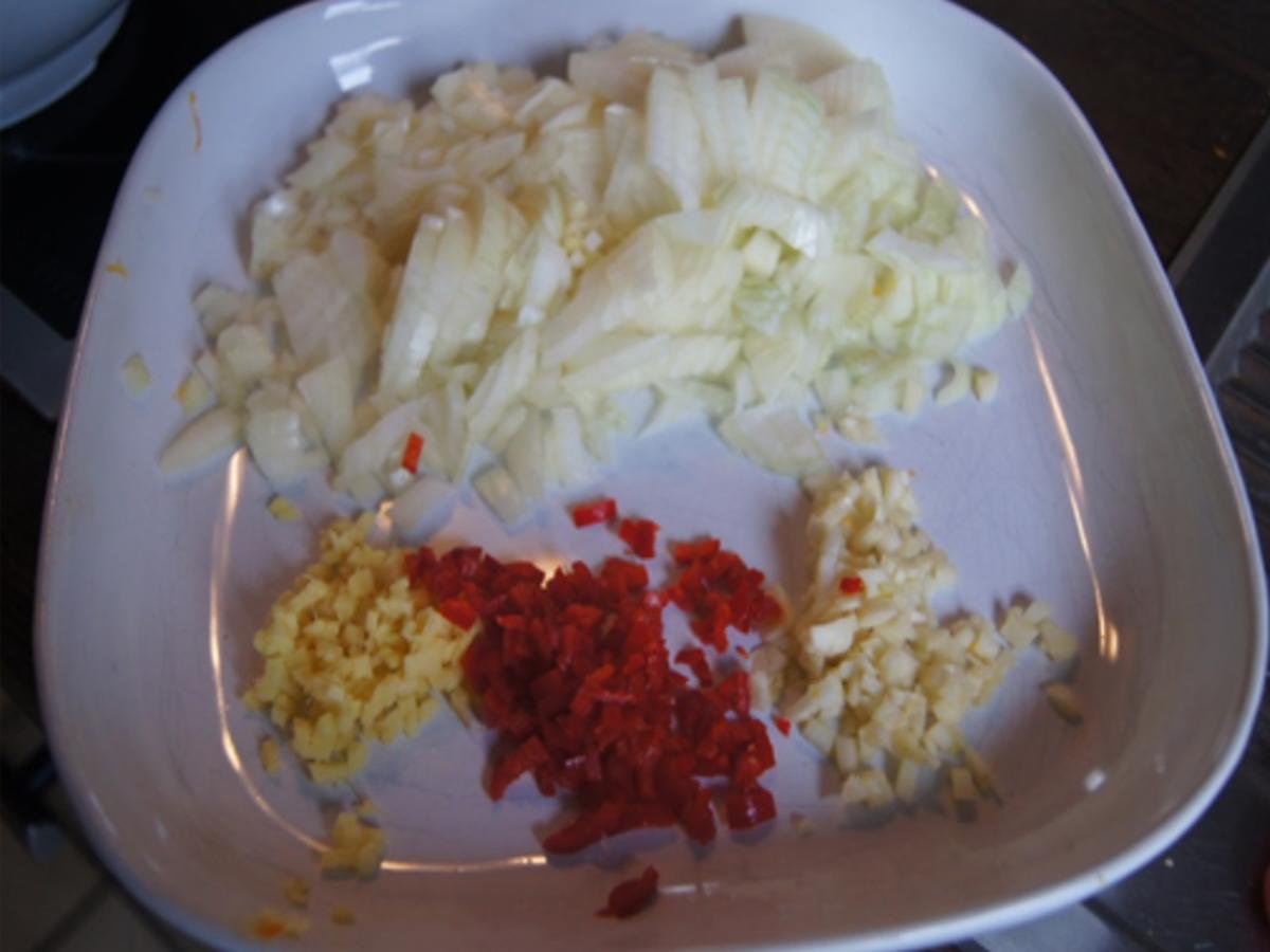 Pikant gewürzte Kürbissuppe mit Kartoffel- und Rostbratwurst-Einlage - Rezept - Bild Nr. 8