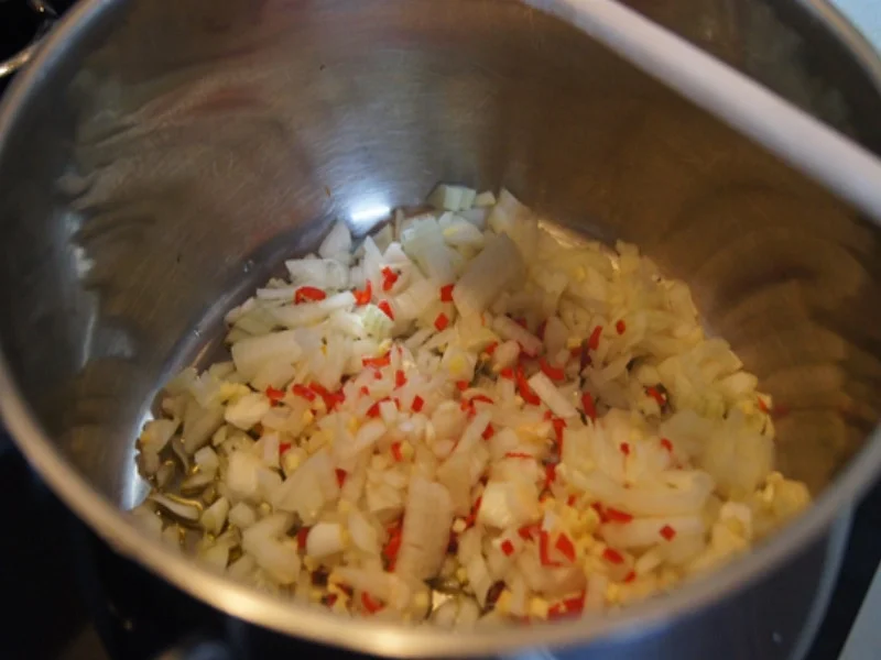 Pikant gewürzte Kürbissuppe mit Kartoffel- und Rostbratwurst-Einlage - Rezept - Bild Nr. 9