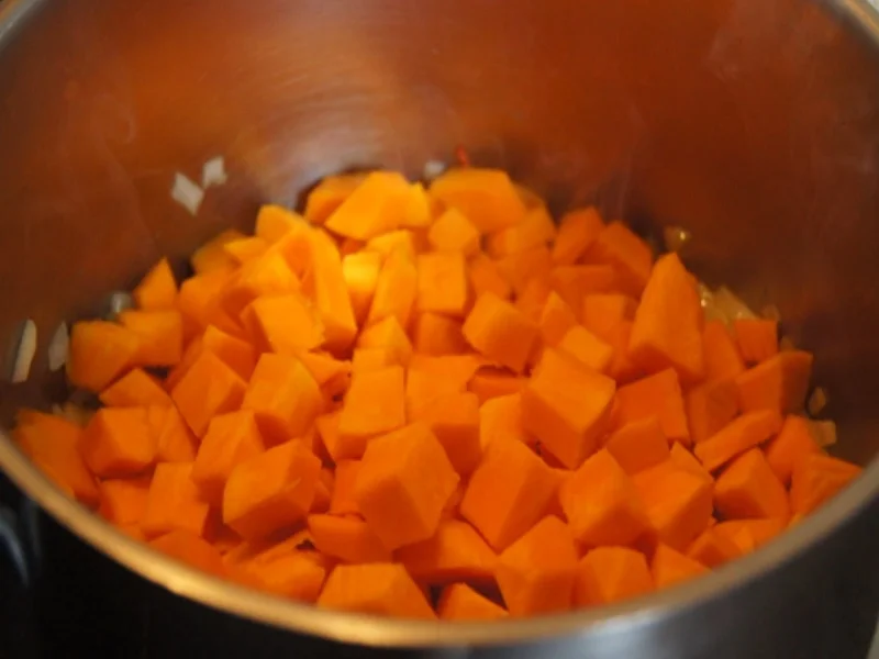 Pikant gewürzte Kürbissuppe mit Kartoffel- und Rostbratwurst-Einlage - Rezept - Bild Nr. 10