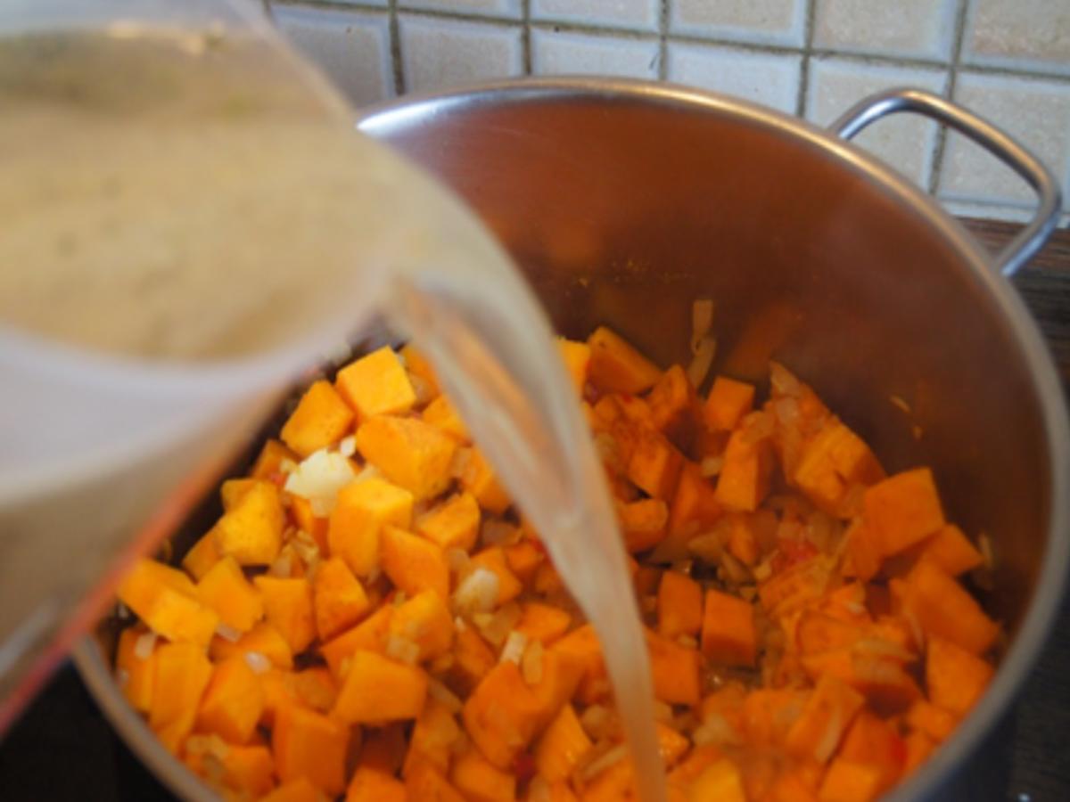 Pikant gewürzte Kürbissuppe mit Kartoffel- und Rostbratwurst-Einlage - Rezept - Bild Nr. 11